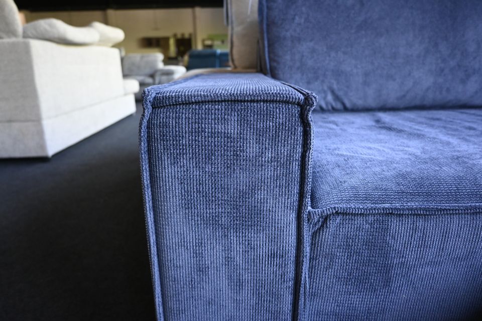 Luna U-Form Wohnlandschaft – Sofa in Nightblue mit Hocker & Kissen – Bild 4