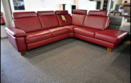Polinova Ledersofa in Kirschrot mit Relaxfunktion
