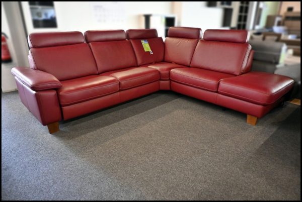 Polinova Ledersofa in Kirschrot mit Relaxfunktion