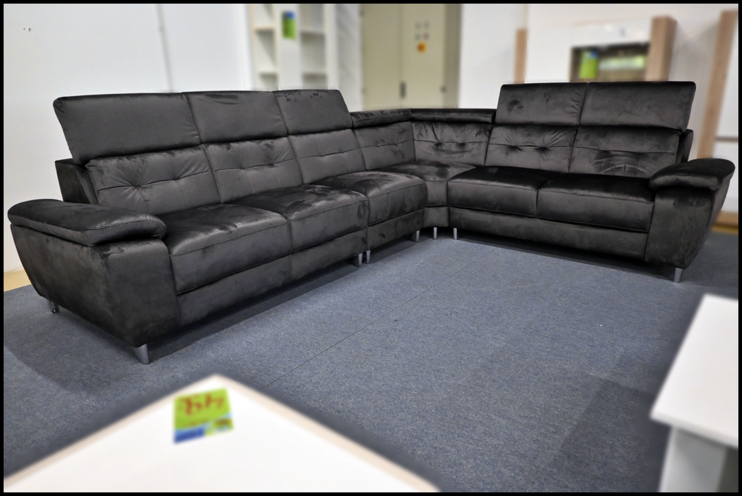 Polsterecke Vito Samt Schwarz Federkern Ecksofa mit Kopfteilverstellung, Maße 330x270 cm und Chromfüßen