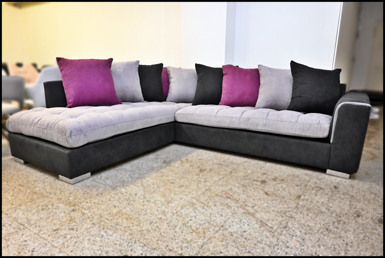 Sofa Lisa II in Grau und Schwarz – feiner Webstoff, Polsterecke mit Kissen, frei im Raum stellbar